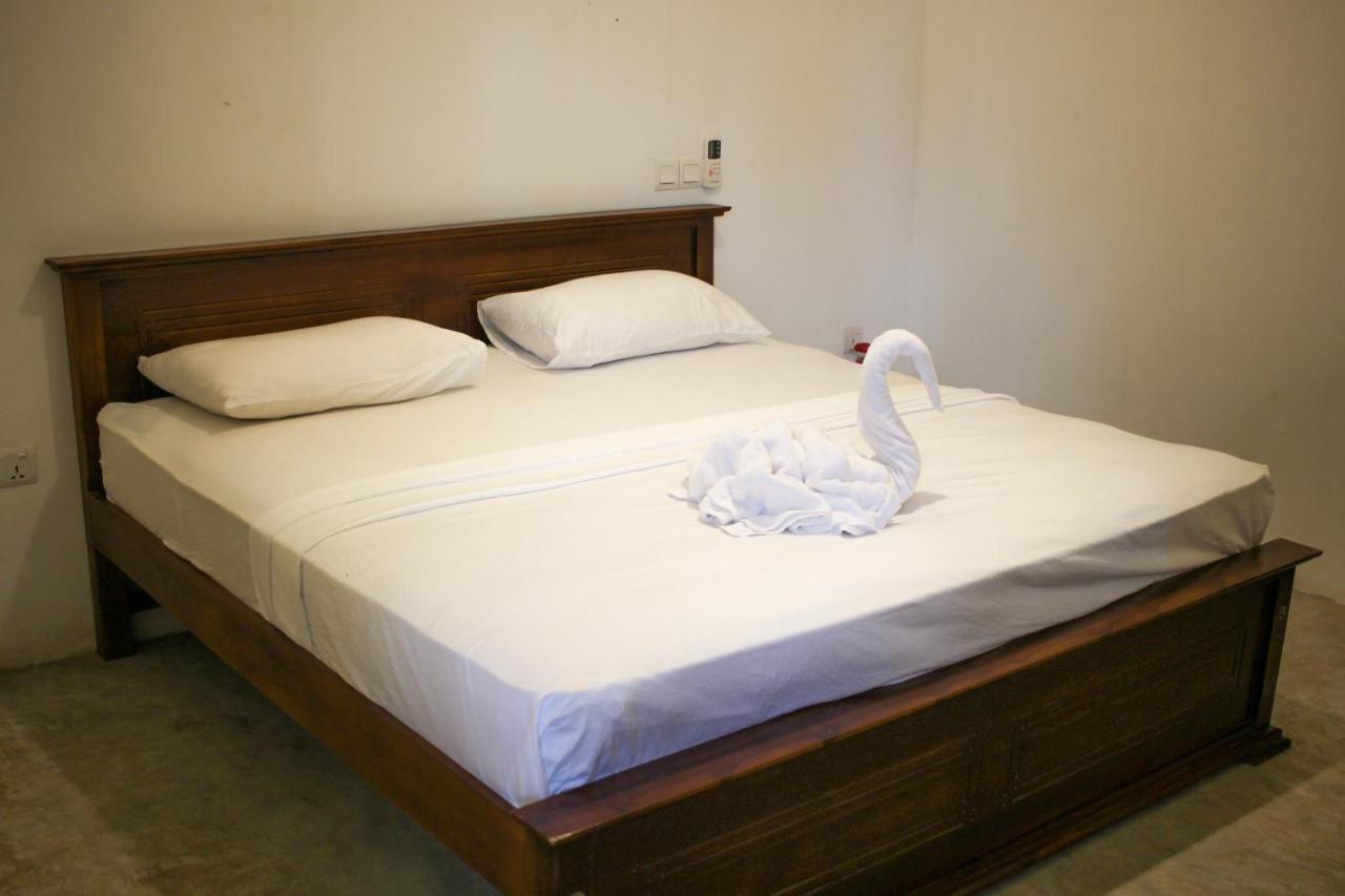 Why Not Backpackers Hostel Mirissa Bagian luar foto