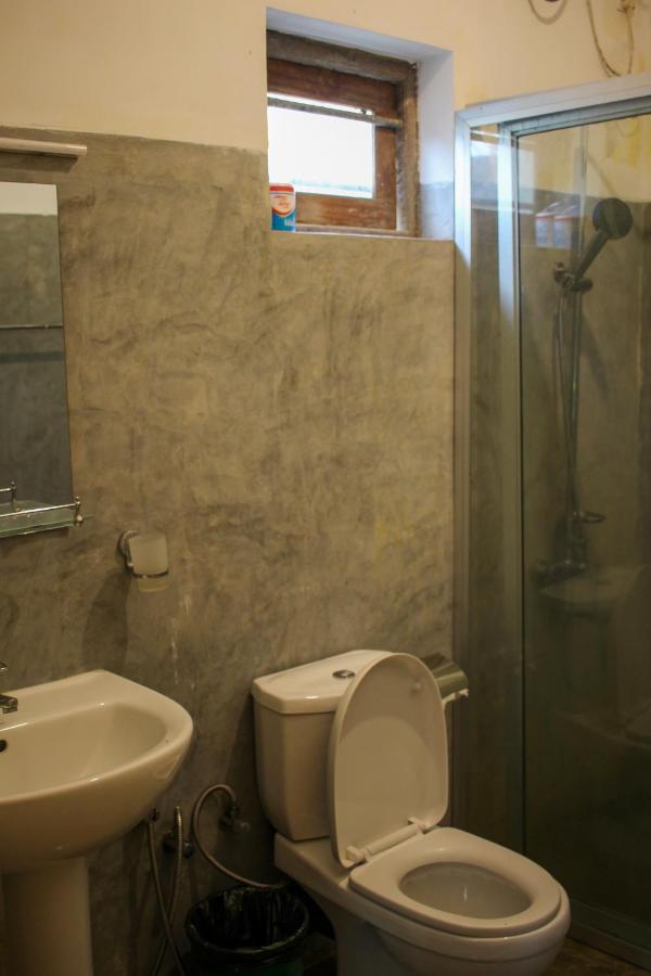 Why Not Backpackers Hostel Mirissa Bagian luar foto