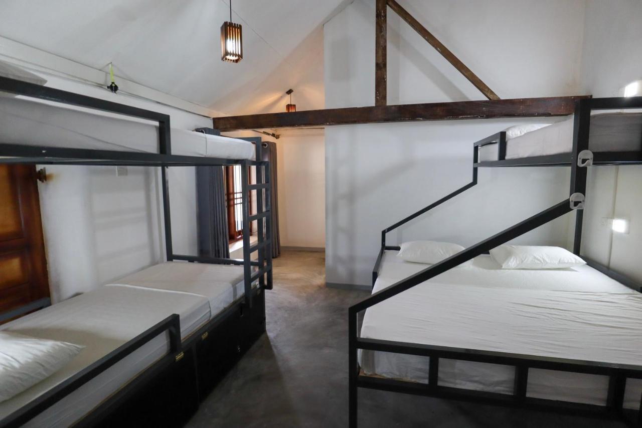 Why Not Backpackers Hostel Mirissa Bagian luar foto